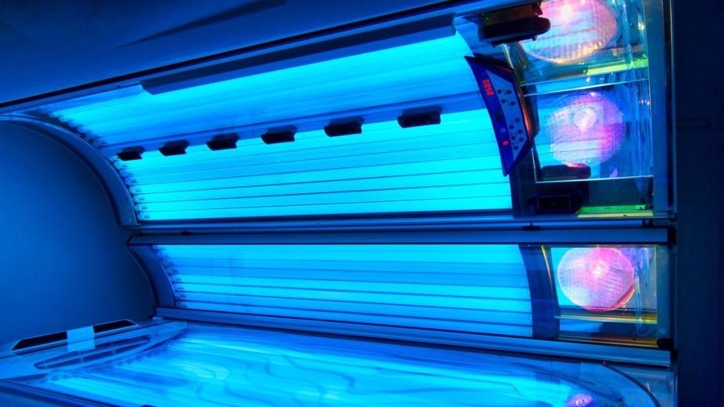 HSE warning over sunbed health misinformation targeting young people