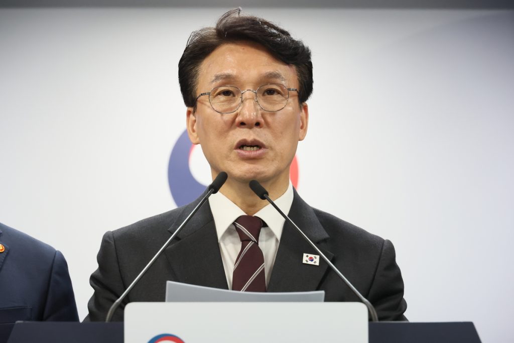 PM Kim Vows Maximum Penalties for AI-Generated Fake News Ahead of Elections