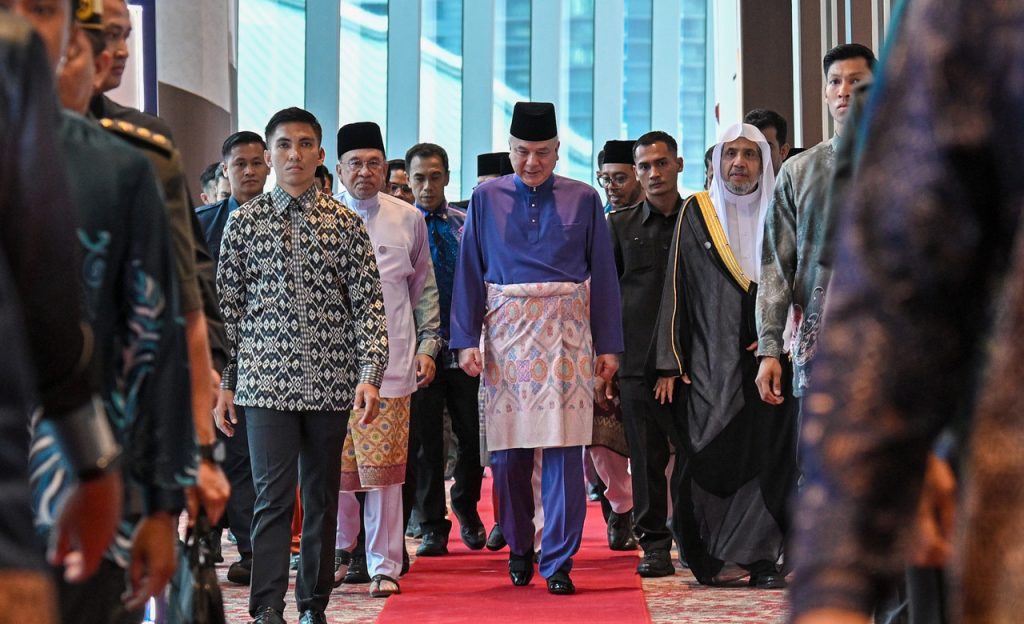 Religious leaders must tackle AI-driven disinformation targeting youth: Sultan Nazrin
