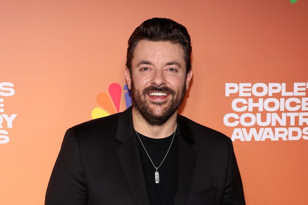 Chris Young Clears Up False Reports About ‘Famous Friends’ Bar