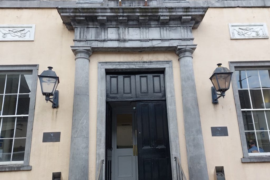 Bench warrant issued for woman who presented false prescription to Laois pharmacy
