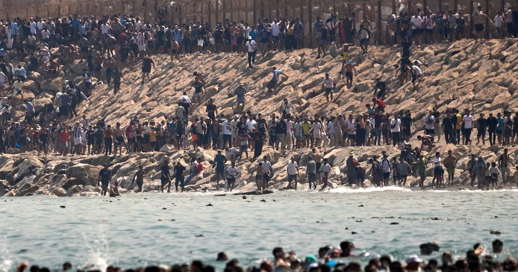 60,000 Migrants Flood Ceuta Amid Disinformation – 조선일보