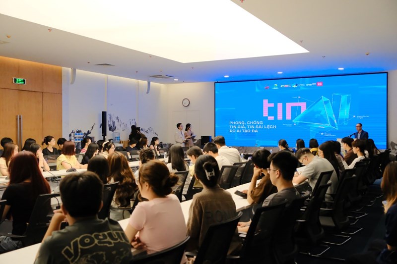 Students learn how to defend against fake news in the AI era