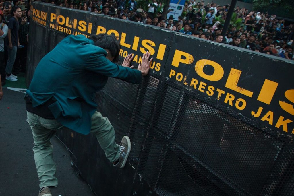 Indonesian posts tar news media with false claim of ignoring protests