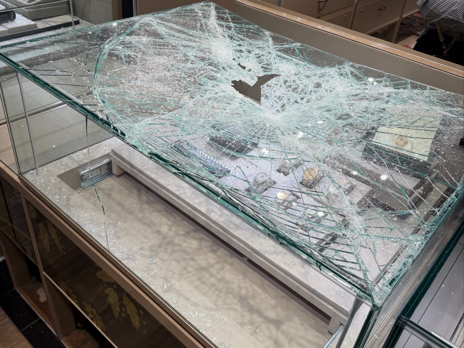Smash And Grab Robbery Sparks False Gunshot Alarm At Riverside Square Mall – News12 | New Jersey