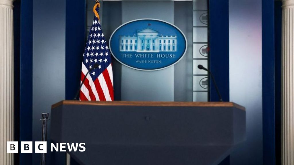 Judge temporarily overturns Trump's White House media ban – BBC