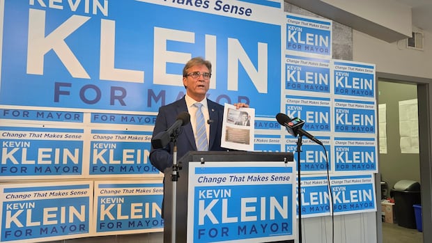 Winnipeg mayoral candidate Klein calls on Gillingham to denounce ‘false’ union flyers