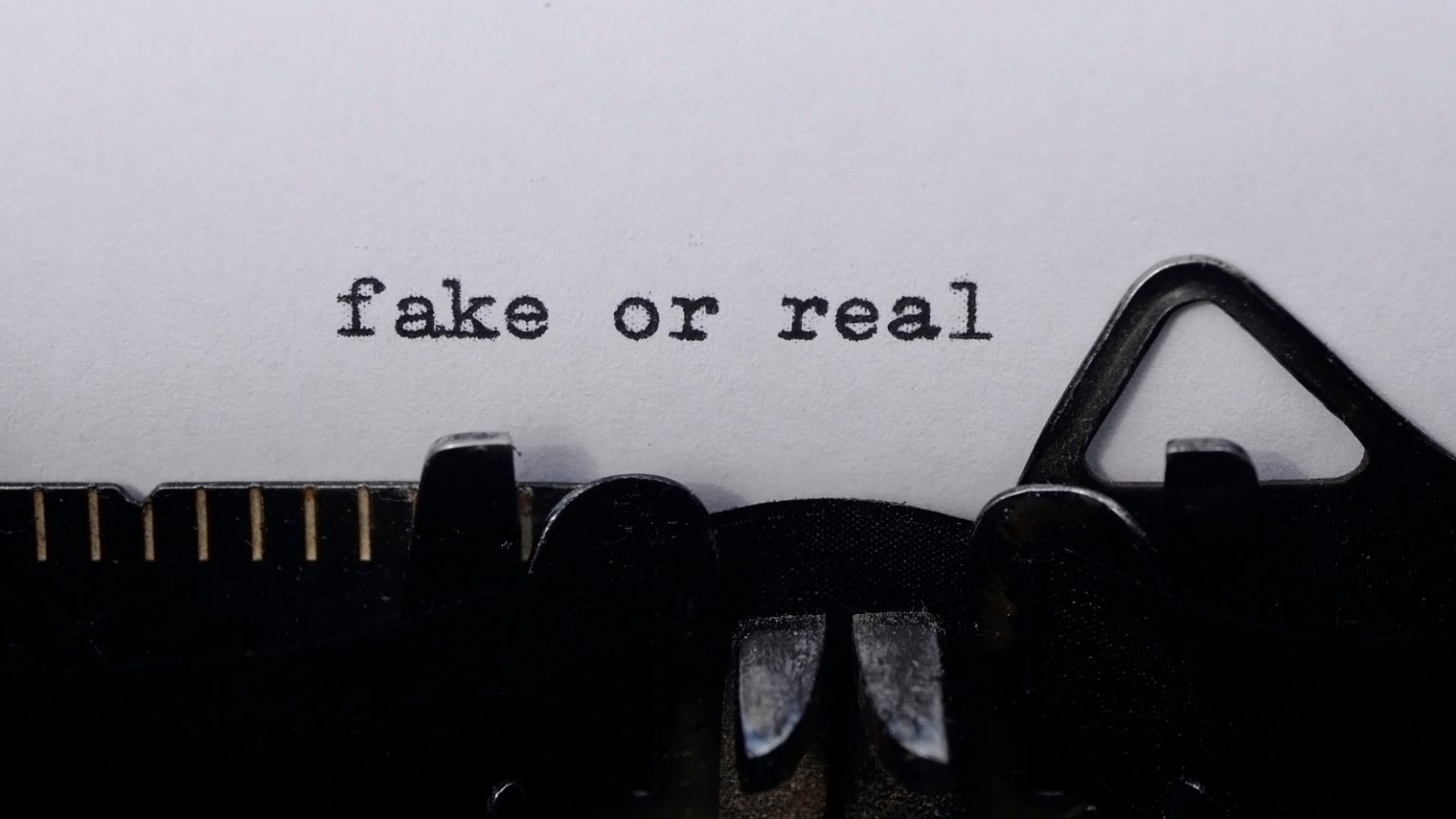 Between Truth and Algorithms: Journalism in the Age of AI and Fake News