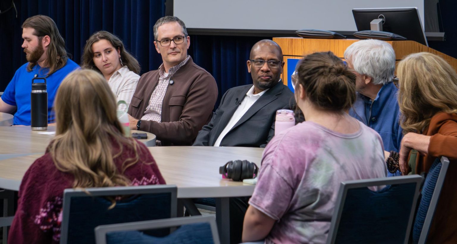 Dem 101 hosts panel about the importance of media literacy – Grand Valley Lanthorn